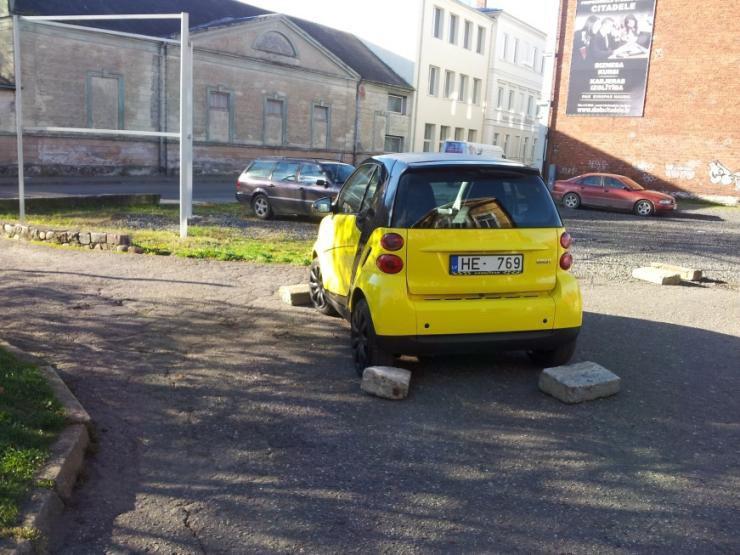 Ja nemāki parkoties Liepājā... Autors: 100 A 25 kuriozi no Liepājas ikdienas, par kuriem smejas visi.