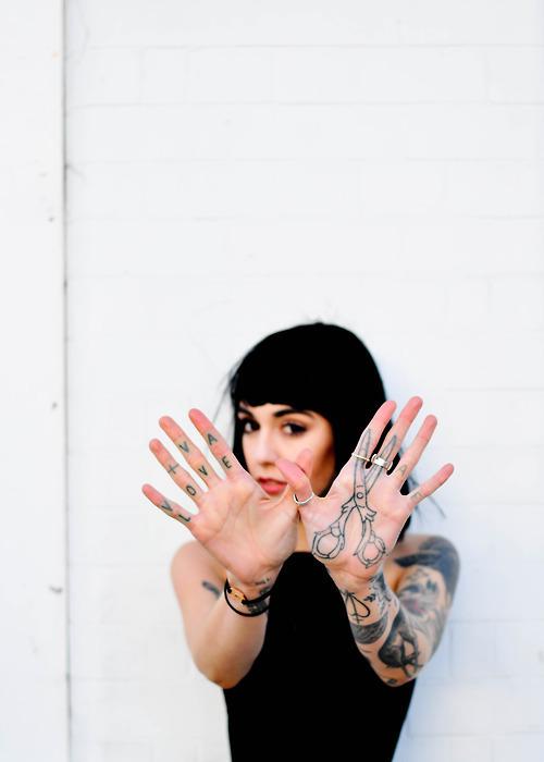  Autors: Fosilija Meitenes ar tetovējumiem