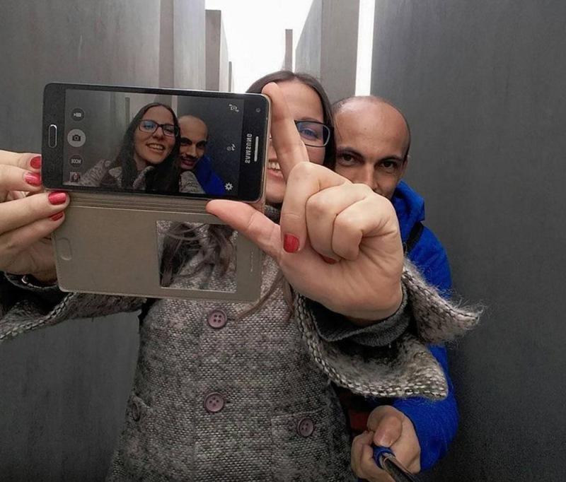  Autors: matilde Šajās 12 bildēs redzēsi, kāpēc nav pieklājīgi fotografēties uz pieminekļu fona