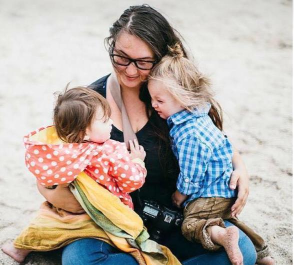 Tā kā Bērnu aizsardzības... Autors: matilde Māte, kura publicēja bildi ar savu vīru un dēlu dušā, tagad dosies uz tiesu