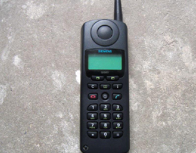 Siemens S3Kopumā vācu Siemens... Autors: Lestets Ja tu esi lietojis šo telefonu, tad drīz mirsi