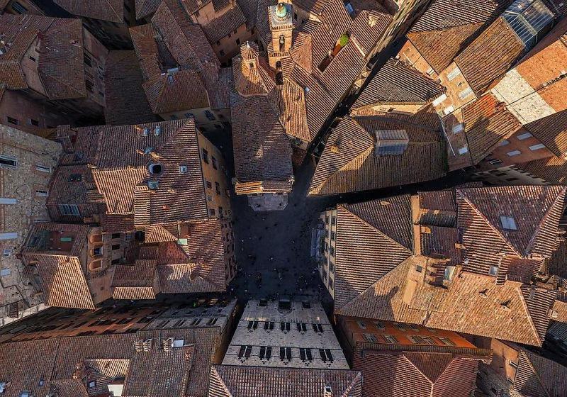 Ķieģeļu jumti Itālijas Sjēnā Autors: matilde 25 skaistas vietas dažādās pasaules vietās no putna lidojuma
