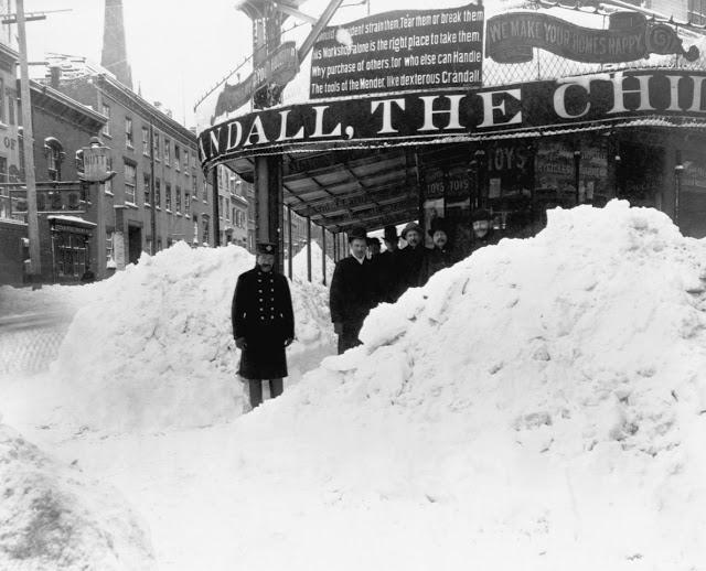 Cilvēki aiz kupenas pie... Autors: Lestets 1888. g. sniega vētra, kas pārvērta Ņujorku