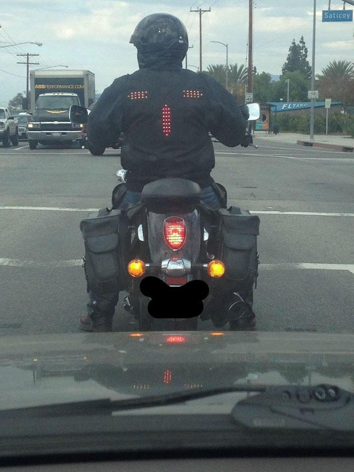 Motociklista jaka ar bremžu un... Autors: 100 A 27 ģeniāli risinājumi ikdienas problēmām~!