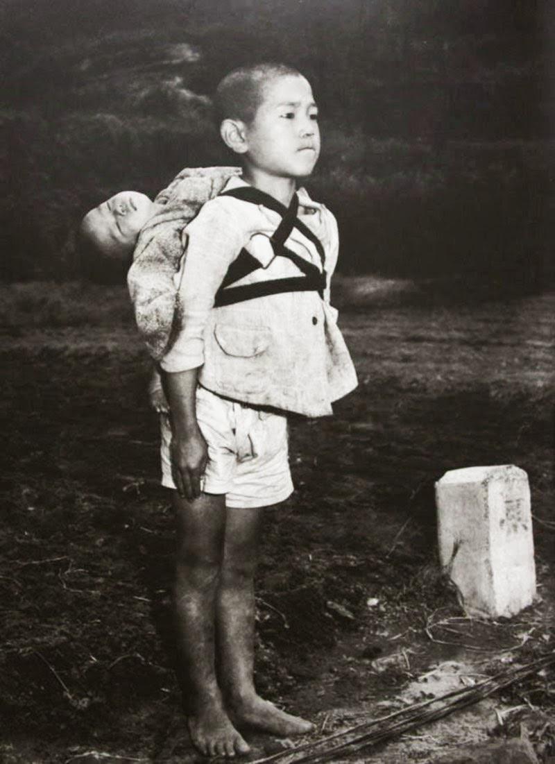 Japāņu zēns ar miruscarono... Autors: Lestets No mīlestības līdz nāvei - ikoniskas fotogrāfijas | 3. daļa