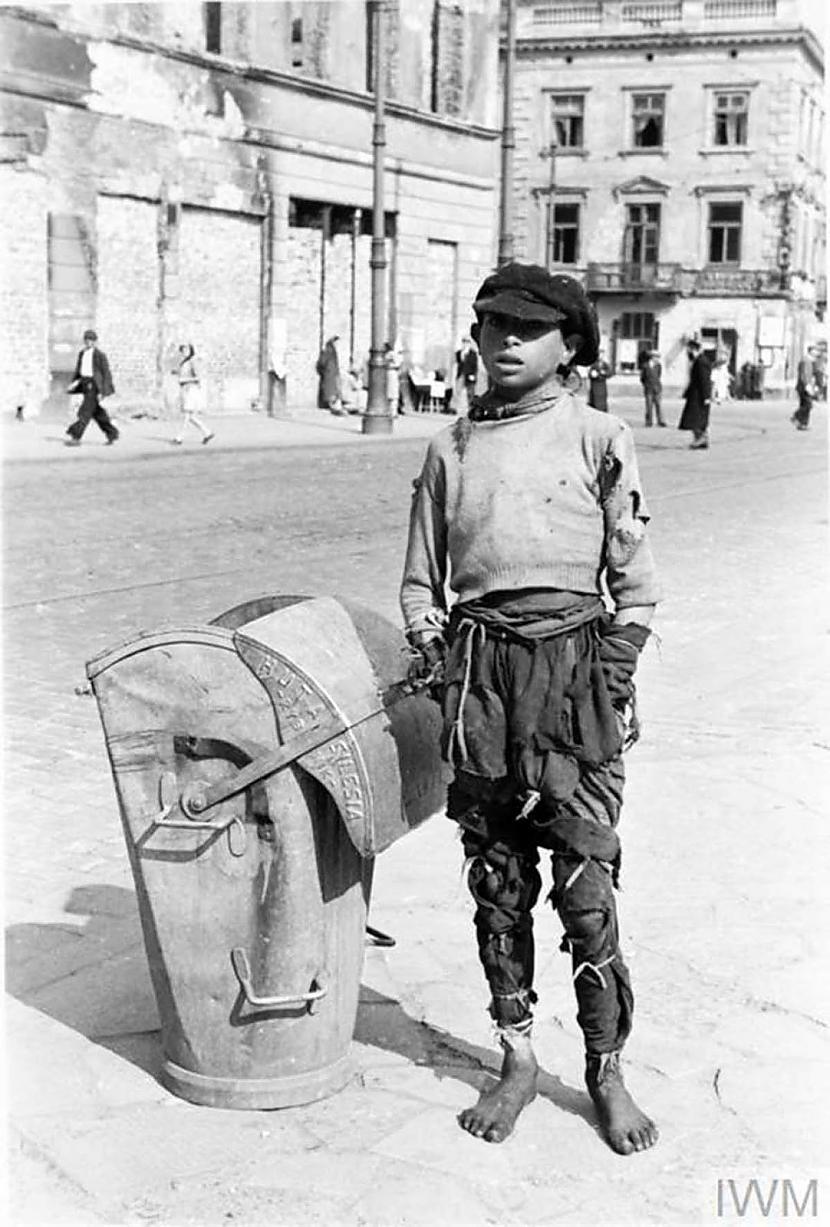 Noskrandis zēns pie atkritumu... Autors: Lestets Varšavas geto
