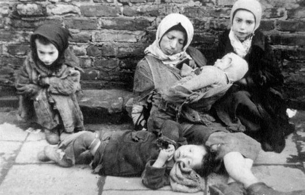 Sendlere kopā ar saviem... Autors: princeSS Medmāsa, kura Holokausta laikā izgāba 2500 ebreju bērnus no nāves.