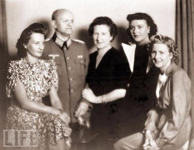 Eva pa labi ar vecākiem un... Autors: Lestets Eva Brauna - vēl neredzētas Hitlera sievas fotogrāfijas