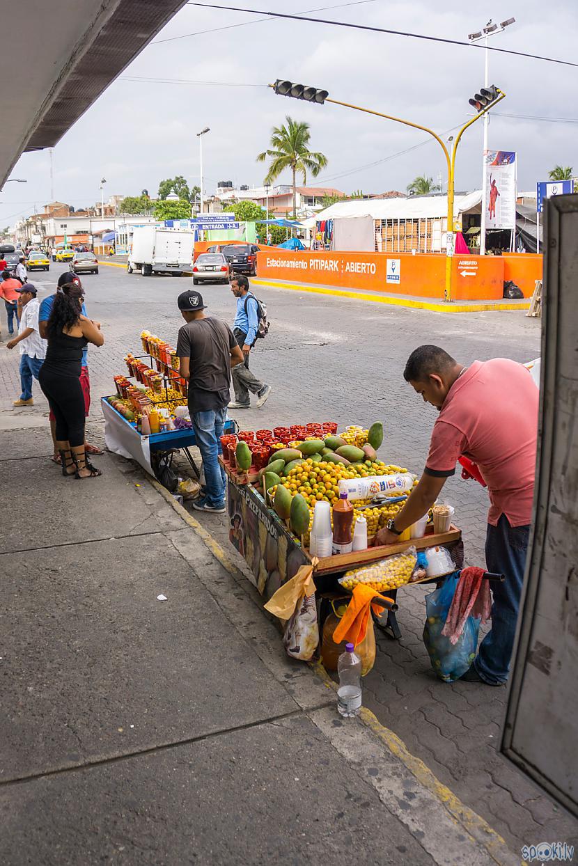 Diezgan lēti augļu... Autors: Alex Vikingo Kur tūristi nestaigā Meksikas kūrortpilsētā - Puerto Vallarta