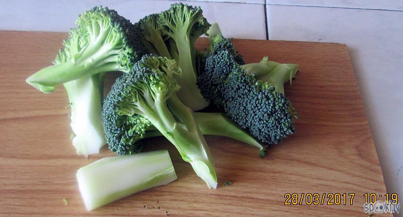Sagriežu brokoli daļās... Autors: rasiks Garšīgs ēdiens atslodzei