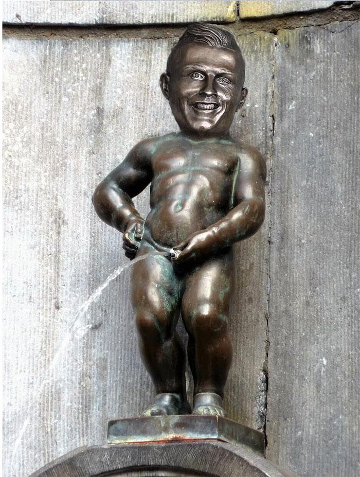 Scaronis ir mans favorīts... Autors: matilde Labākās cilvēku reakcijas par Ronaldu briesmīgo bronzas statuju