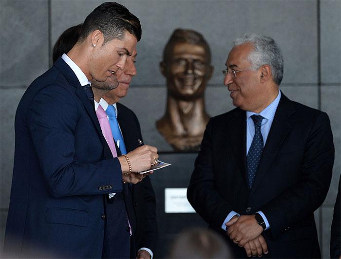 Prezidents Rebelu de Souza... Autors: matilde Labākās cilvēku reakcijas par Ronaldu briesmīgo bronzas statuju
