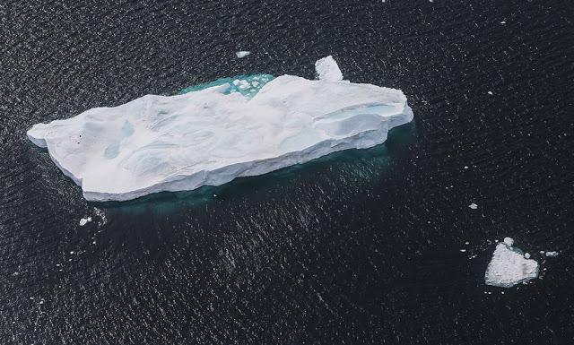 Vēl kāds aisbergs dodas savās... Autors: 100 A Lidojums virs Antarktikas, NASA operācija «Ledus Tilts»!