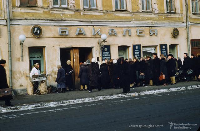 Rinda pie pārtikas veikala Autors: Lestets PSRS dzīve 1950-tajos ASV diplomāta acīm