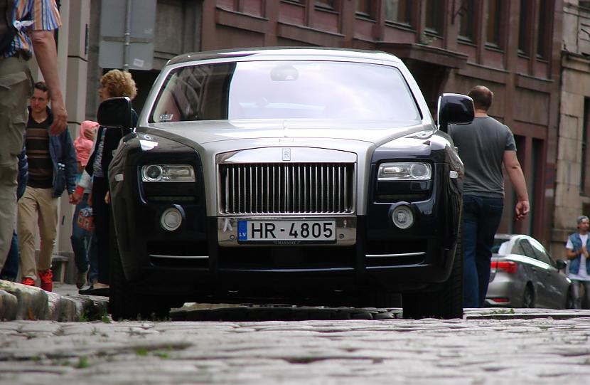  Autors: LGPZLV Rolls-Royce ar Latviešu numurzīmēm.