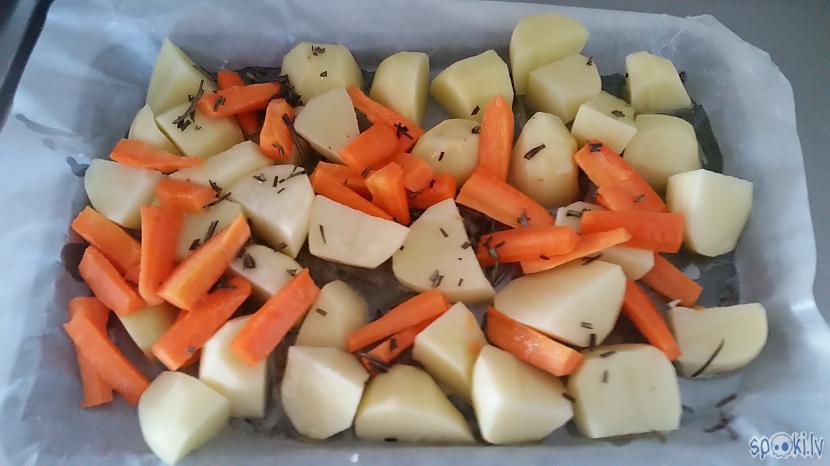 Kartupeļus sagriežam gabalos... Autors: aniii7 Bārbekjū gaļiņa ar kartošpāniem un burkāniem