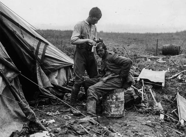 Britu karavīrs pārsien vācu... Autors: Lestets Kauja pie Sommas - asiņainākā kauja vēsturē