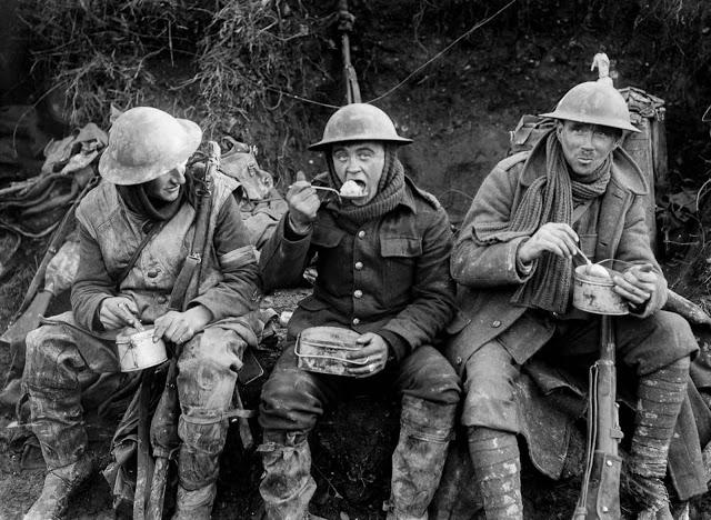 Britu karavīri ietur pusdienas Autors: Lestets Kauja pie Sommas - asiņainākā kauja vēsturē