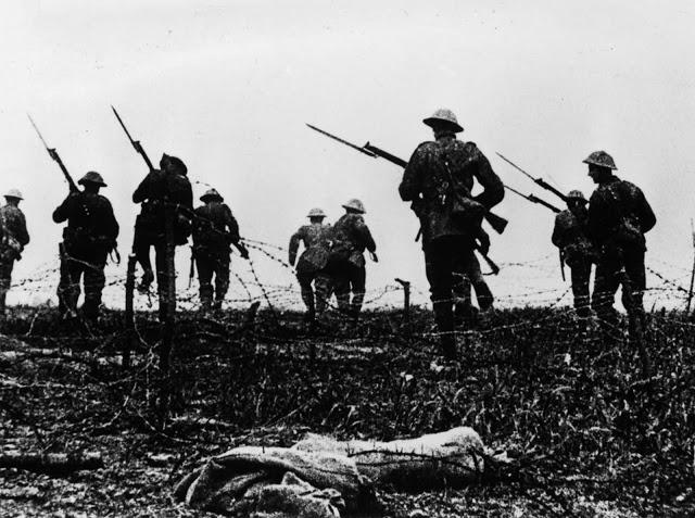 Britu karavīri iestudētā... Autors: Lestets Kauja pie Sommas - asiņainākā kauja vēsturē