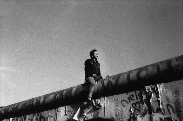 1989g Berlīnenbsp puisis starp... Autors: RenarsWest Iespaidīgas pasaules vēstures fotogrāfijas.