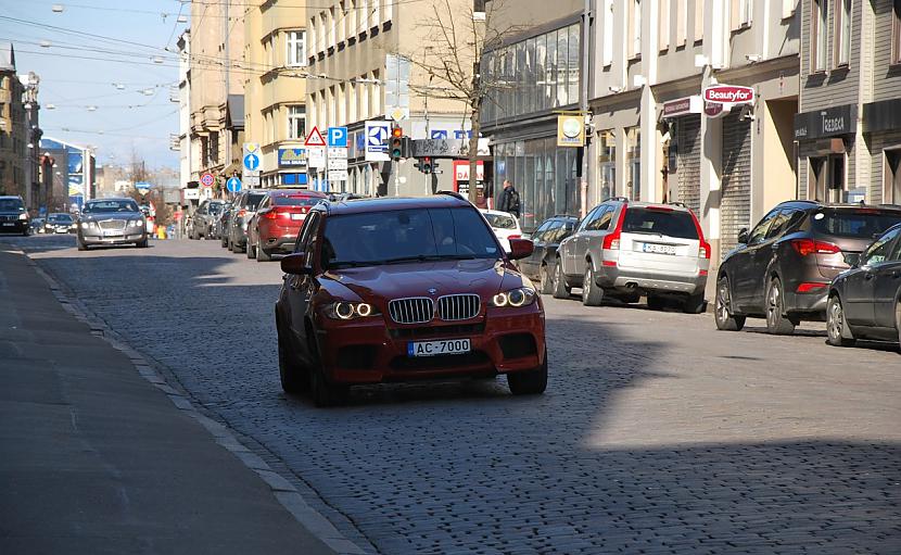 BMW X5 m Fonā Bentley... Autors: LGPZLV Dārgas mašīnas uz Latvijas ceļiem. 2017 #3