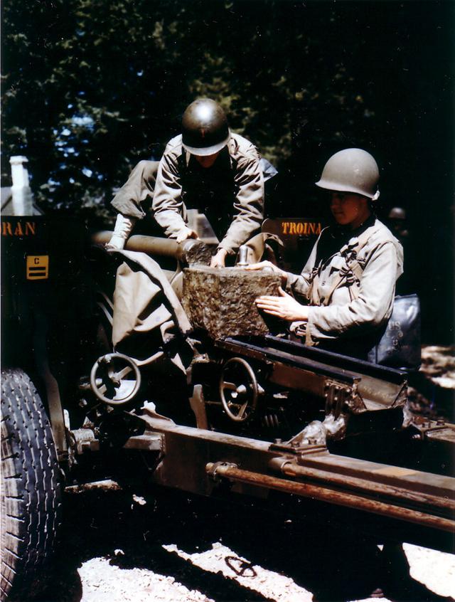 Prettanku aizsardzībasnbsp76mm... Autors: Lestets Neticamas krāsainas bildes no 2. pasaules kara ikdienas
