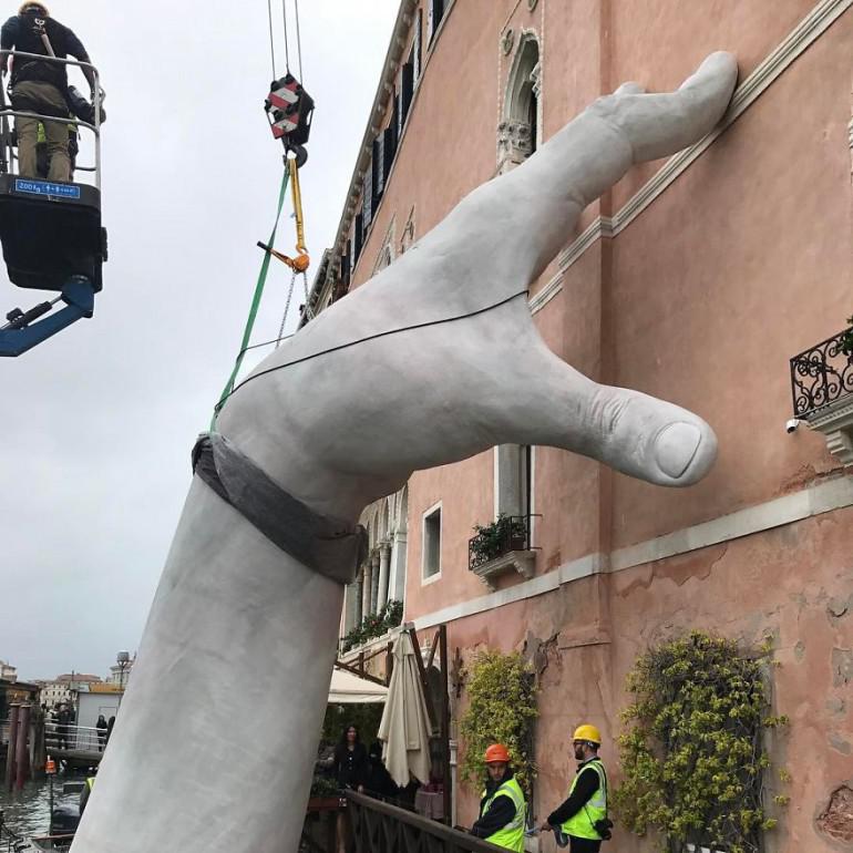 Rokas tiek uzskatītas par... Autors: 100 A Venēcijā no ūdens paceļas milzu rokas. Vēsta par nozīmīgu problēmu!