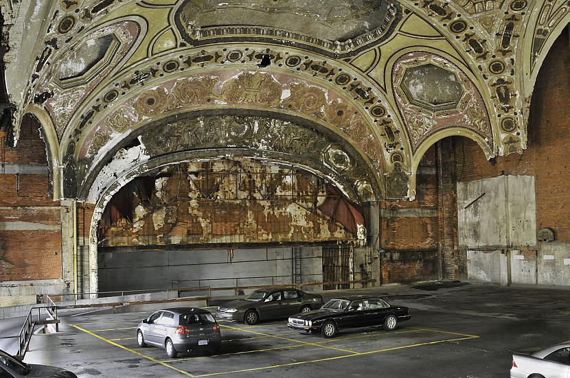 Mičiganas teātris Detroitā... Autors: Bauskas Motormuzejs Pasaules neparastākie automobiļu stāvlaukumi (2. daļa)