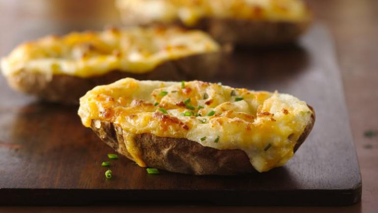 Divreiz cepti kartupeļi... Autors: 100 A 14 receptes īstiem siera mīļotājiem. Brokastīm, pusdienām, vakariņām!