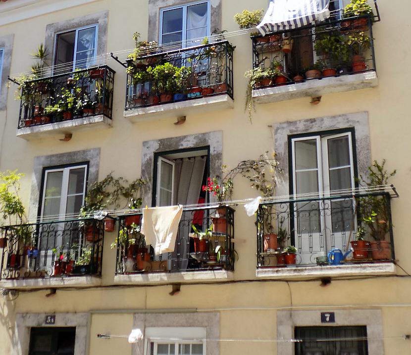 Tādi balkoniņi ir gandrīz... Autors: sisidraugs Lisabona | Mans rajons