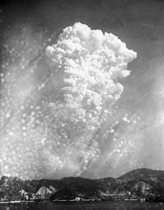 Skats uz atomsprādzienu no... Autors: Lords Lanselots Šokējošas bildes no Hirosimas atomkara 1945.gadā