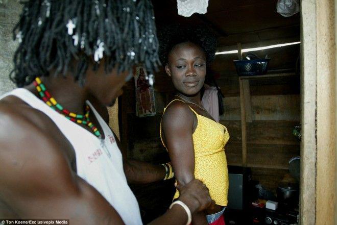 Daļa meiteņu ir sākuscaronas... Autors: matilde Atklāti par prostitūciju Nigērijā, kur AIDS ir laupījis 10 miljonus dzīvību!