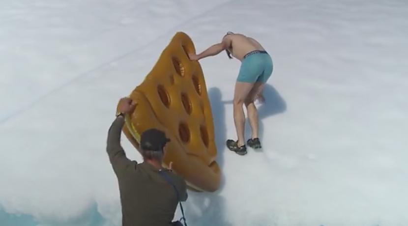 Viņscaron bīja gatavs tam ko... Autors: Syder Bezbailīgs vīrietis šļūc pa aisbergu uz picas šķēles.