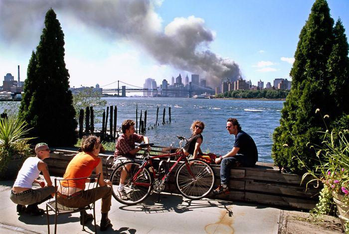 Kāds fotogrāfs uzņēmis scarono... Autors: slepkavnieciskais Īpaši 9/11 attēli, kurus, iespējams, nebūsi redzējis.