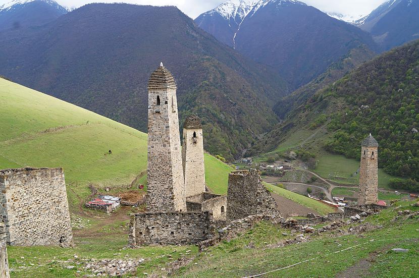 Patiesībā scarono torņu... Autors: Pēteris Vēciņš 1000 torņu un leģendu zeme Ingušija (2. daļa): Ingušijas Šveice Džeirahas aiza.