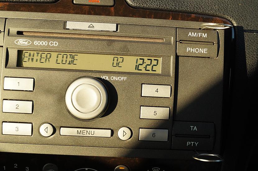 Sāksim ar vecā radio... Autors: alphaneo Ford Focus Ghia 2005 Rūpnīcas magnetolas upgrade.