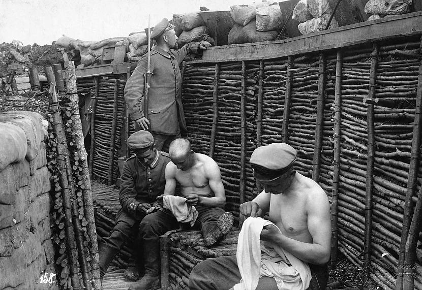 Karavīri lasa utis no drēbēm Autors: The wTTF Pirmais pasaules karš - 1