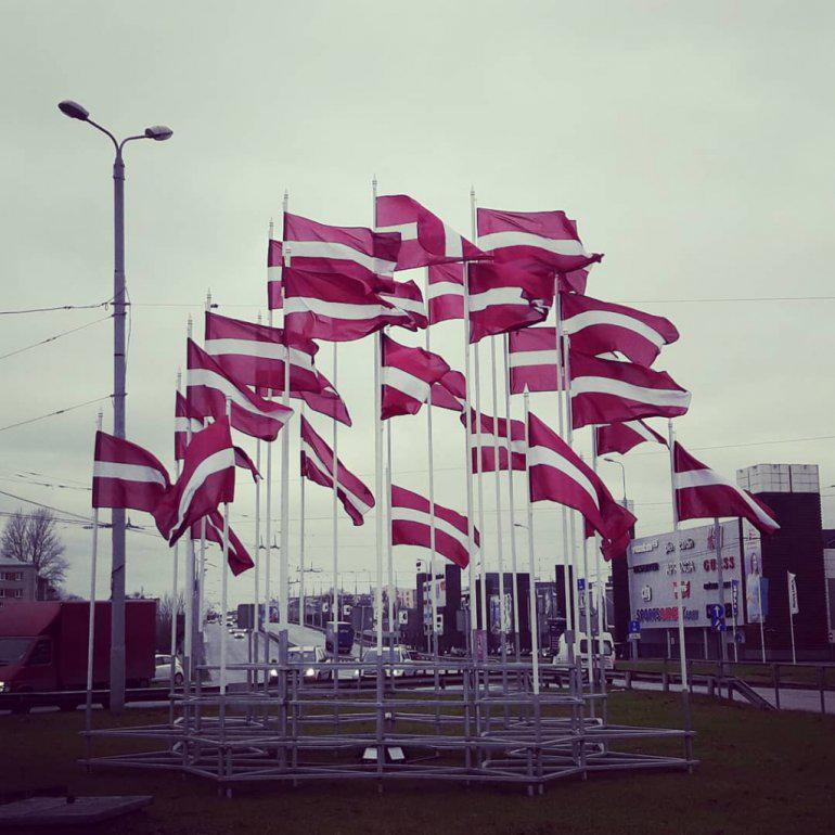 Arī pie Dominas plīvo vairāki... Autors: 100 A Kā latvieši iemūžina patriotisma nedēļu fotogrāfijās. Neliela reportāža!