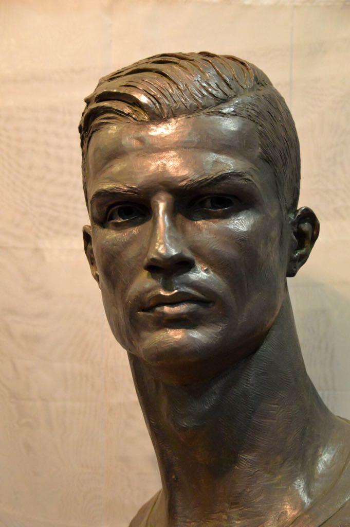 Spāņu skulptors Hosē Antonio... Autors: matilde Atceries to šausmīgo Krištianu Ronaldu statuju? Tagad ir vēl viena!