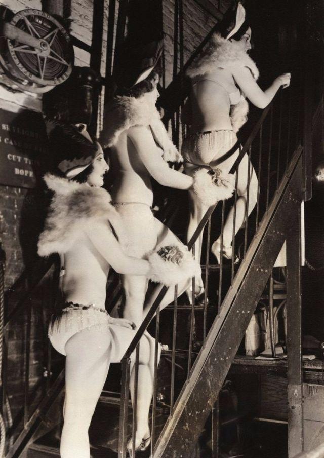  Autors: Lestets Kabarē aizkulises - burleskas dejotāju bildes no 1930. gadiem
