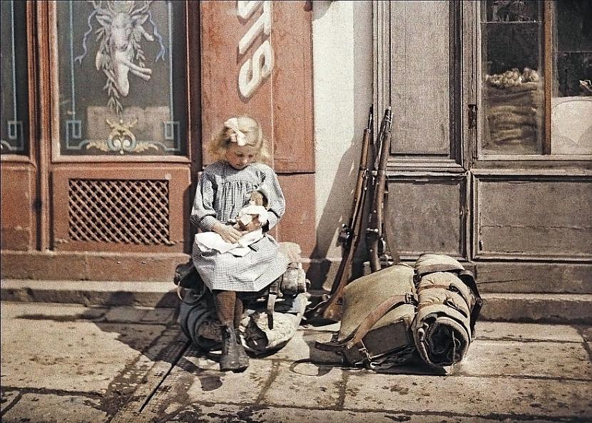 Meitene tur rokās lelli blakus... Autors: Lestets Senākās krāsainās fotogrāfijas un pasaule tajās pirms 100 gadiem