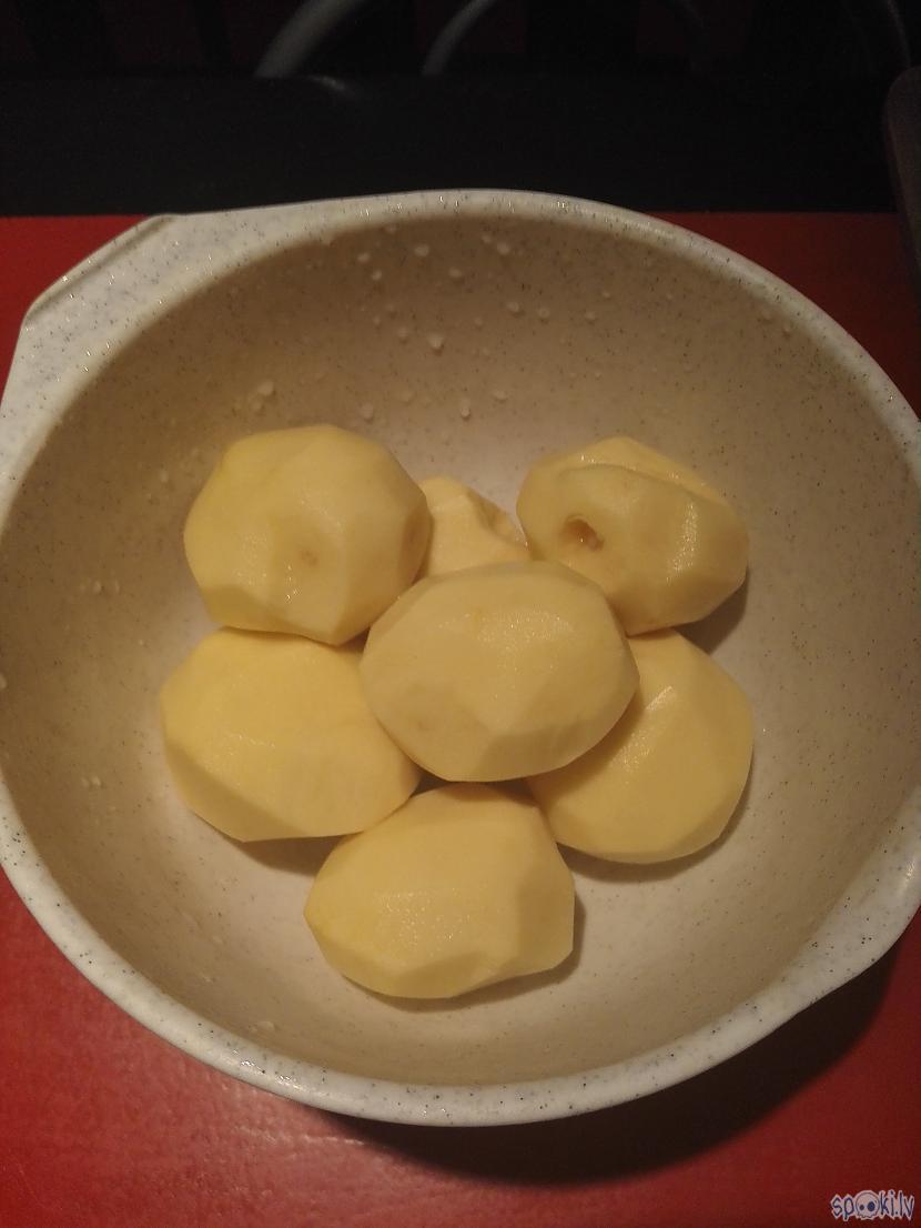 Nomizo kartupeļus un nomazgā... Autors: Intel Inside Kartupeļu pankūkas. Ar pamācību. Veģetāriešu drošs. [MY WAY]