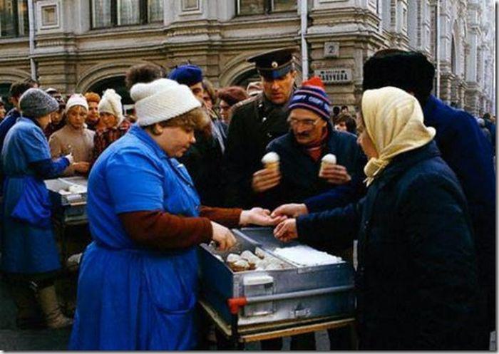Blakus Gumam Maskavā tirgoja... Autors: Lestets Kā un no kā pārtika PSRS pilsoņi?