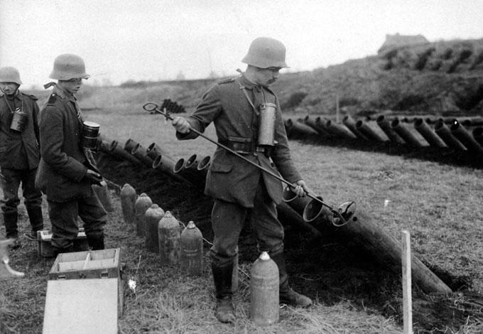 Gāzes ieroču uzlādēscaronana... Autors: Lestets 1. pasaules kara ieroči un tehnoloģijas | 2. daļa