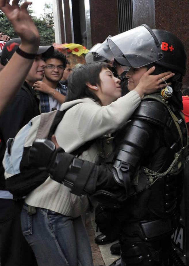 Students mēģina noskūpstīt... Autors: Lestets Mums ir cerība