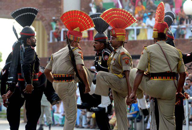 Indijas un Pakistānas... Autors: GargantijA Vīrieši uniformās – Es ģībstu!