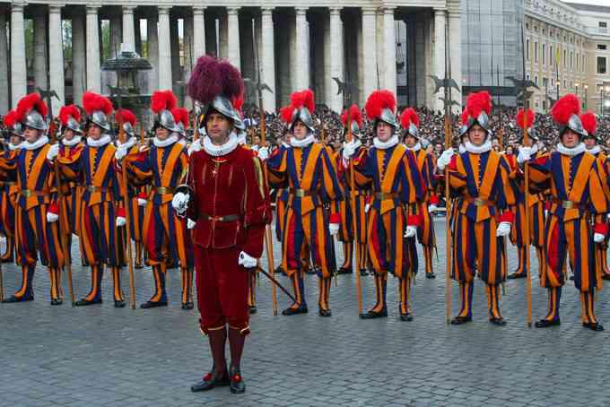 Vatikāna gvardes ietērps nav... Autors: GargantijA Vīrieši uniformās – Es ģībstu!
