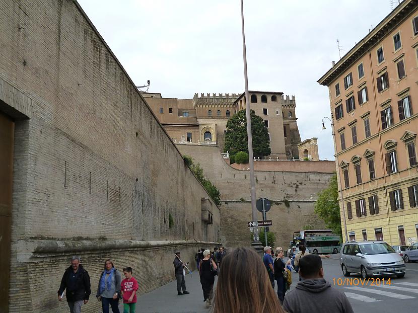  Autors: turistsr@speles Vatikāns ar tā cietoksni St. Angelo un DaVinči muzejs, Roma, Itālija :)