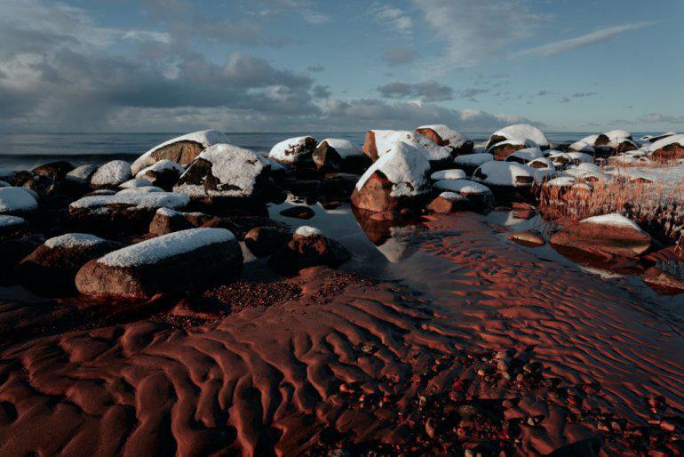 Arī piekrastes akmeņi... Autors: 100 A 25 pasakaini kadri, kurus mums atnesis bargais sals. Latvija vizuļo!