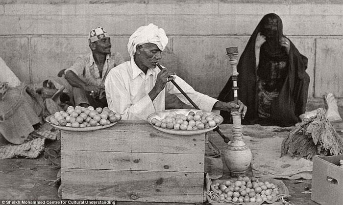 Zāļu un citronu tirgotājs... Autors: Lestets Apskaties, kā izskatījās Dubaija pirms naftas atklāšanas 20. gadsimtā